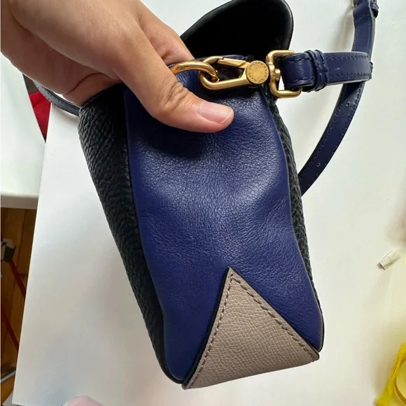 [SOLD] Like new Marc Jacobs Crossbody Bag Two Tone - Picture 6 of 13